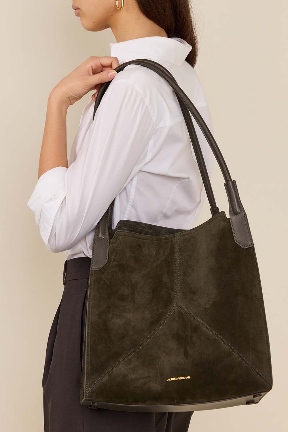 תמונת כל הלוק של תיק נשיאה